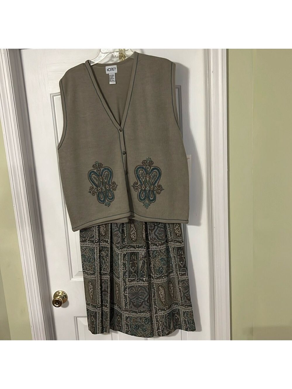 Koret sweater vest and skirt set size L/16. NWT vintage skirt has pockets